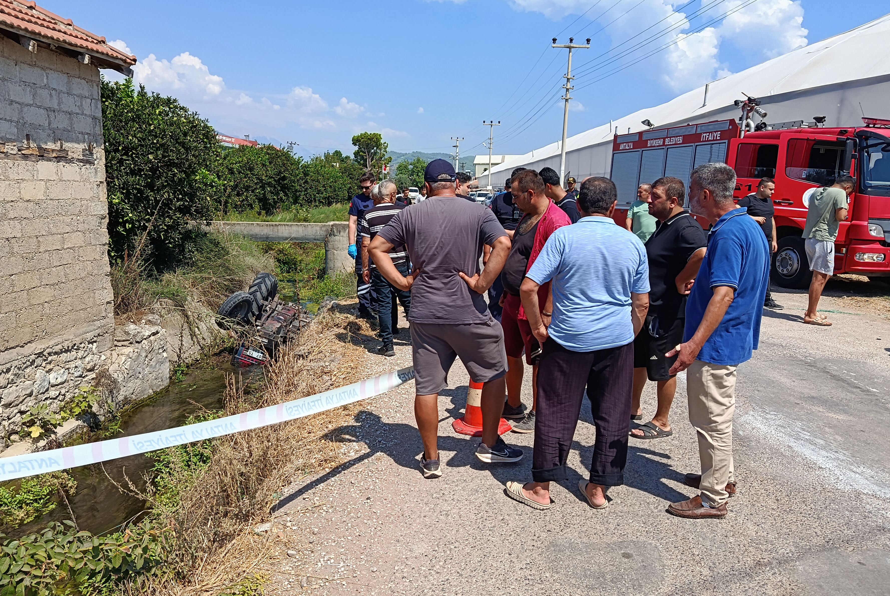 Kanala devrilen traktörün sürücüsü öldü
