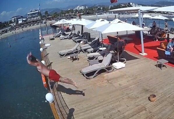 Alanya'da iskeleden sığ suya balıklama atlayan tatilci öldü