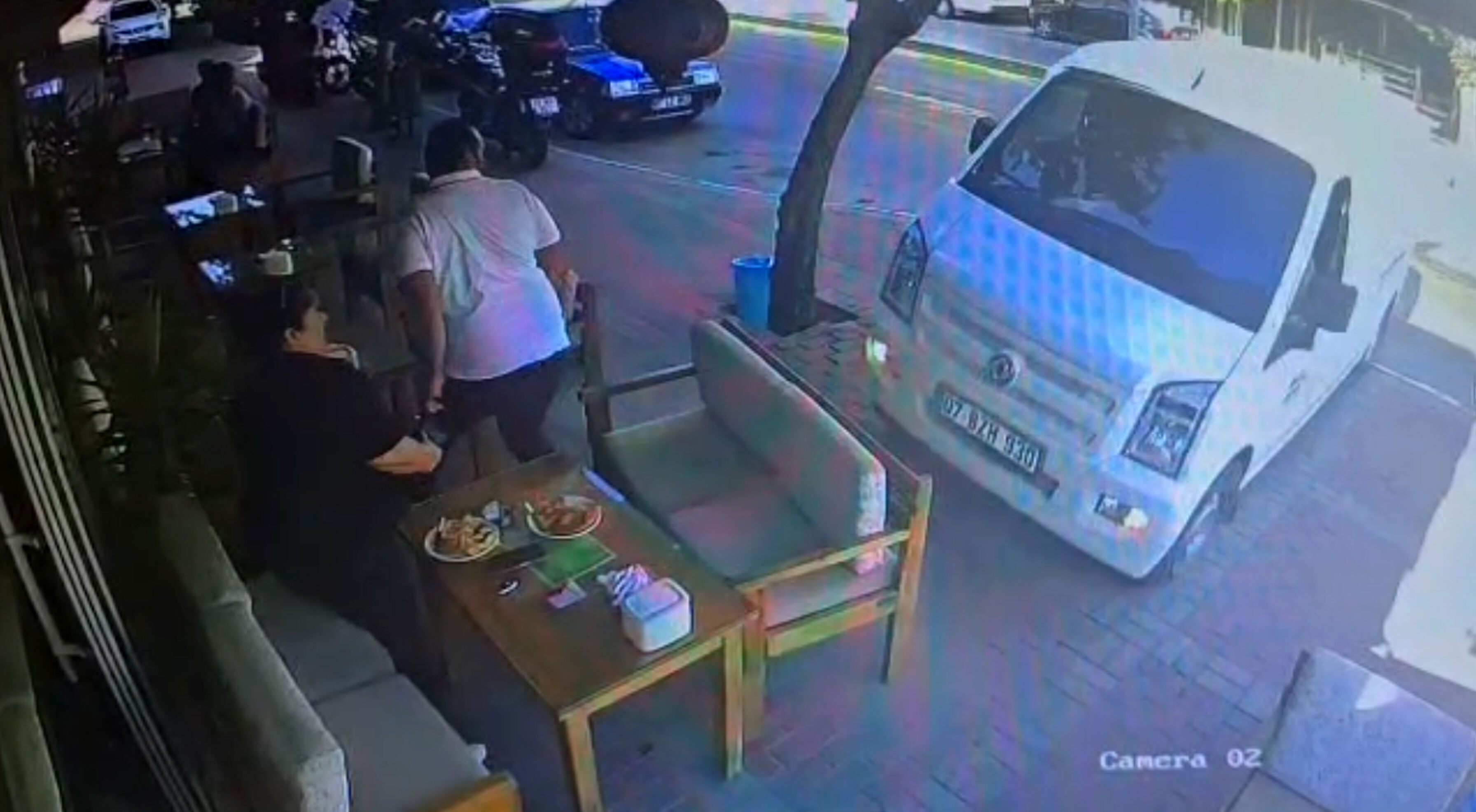 Kafede oturanlara hafif ticari araç çarptı; 1 yaralı