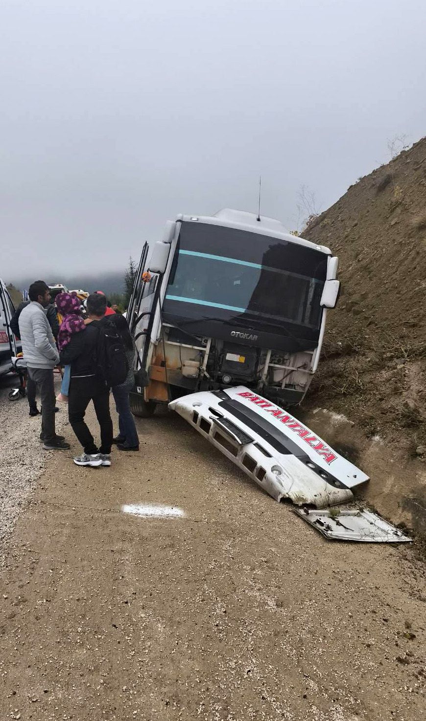 Yolcu midibüsü şarampole düştü: 9 yaralı