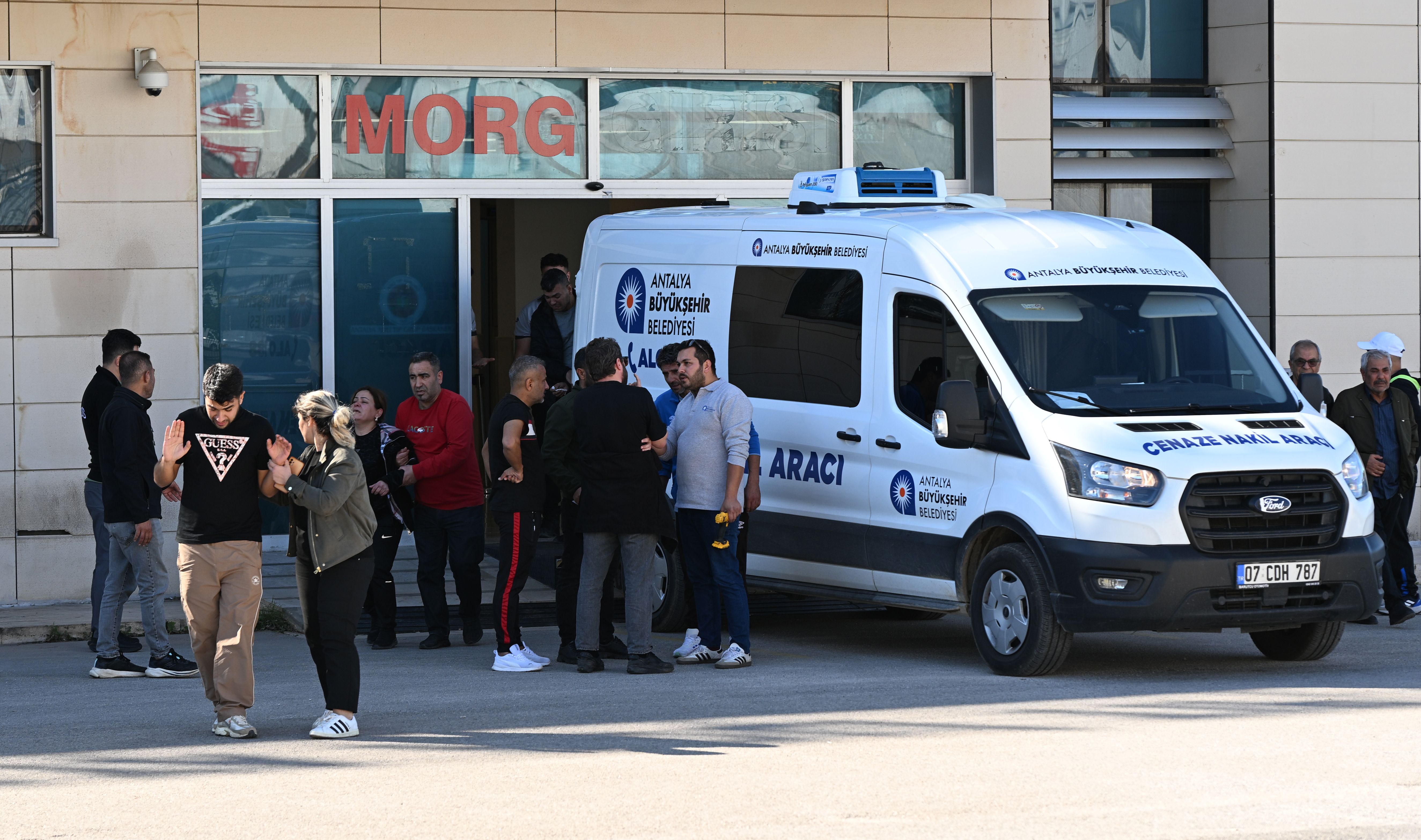 Antalya'da futbolcu sahilde yürürken kalp krizi geçirip öldü